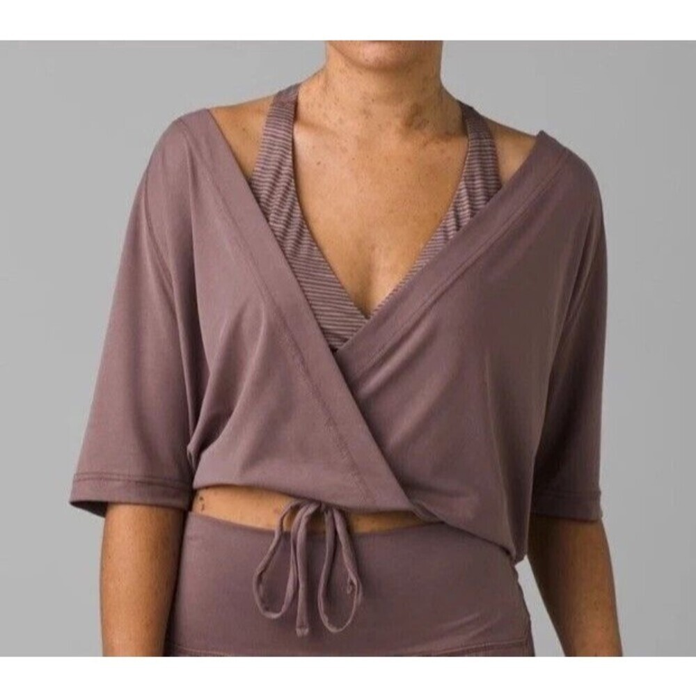 Women's prAna Narkanda V-neck Short Sleeve Top in Moon Quartz Size L
